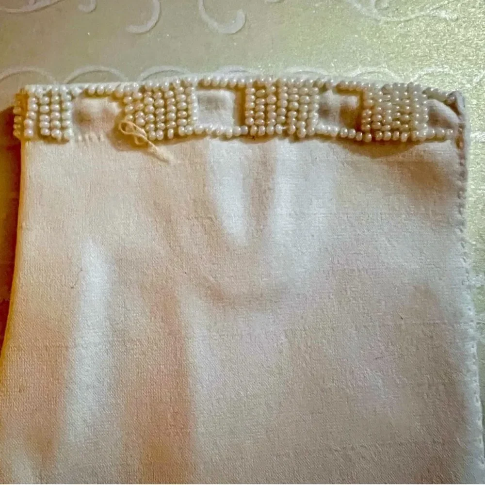 Elegant Vintage Cream Gloves with Beaded Trim